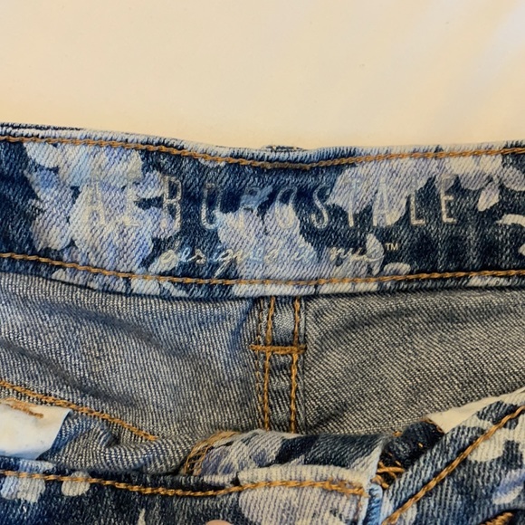 *SOLD*Low-Rise Floral Print Cut-Offs - Picture 5 of 13